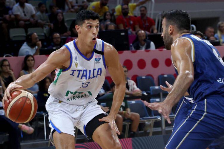 Simone Fontecchio con il lutto al braccio per ricordare Giorgio Armani nella vittoria dell'Italia contro Cipro