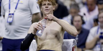 Sinner of Italy hydrates in between games against Auger-Aliassime of Canada@ANSA