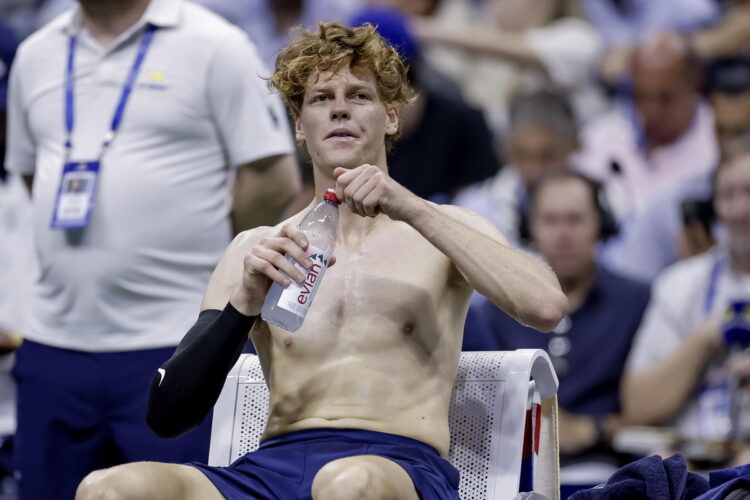 Sinner of Italy hydrates in between games against Auger-Aliassime of Canada@ANSA