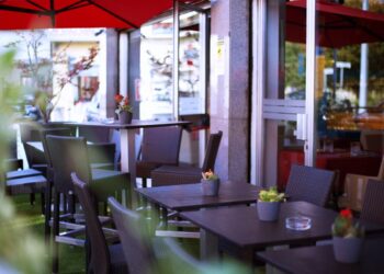 Tavolini all'aperto nel dehors