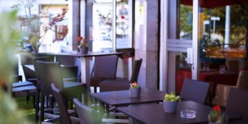 Tavolini all'aperto nel dehors