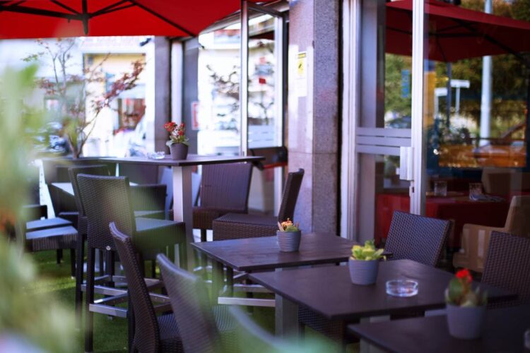 Tavolini all'aperto nel dehors