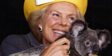 The_Duchess_of_Kent_with_koala@wikipedia.org