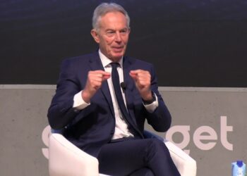 Una foto di Tony Blair che parla in una conferenza