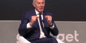 Una foto di Tony Blair che parla in una conferenza