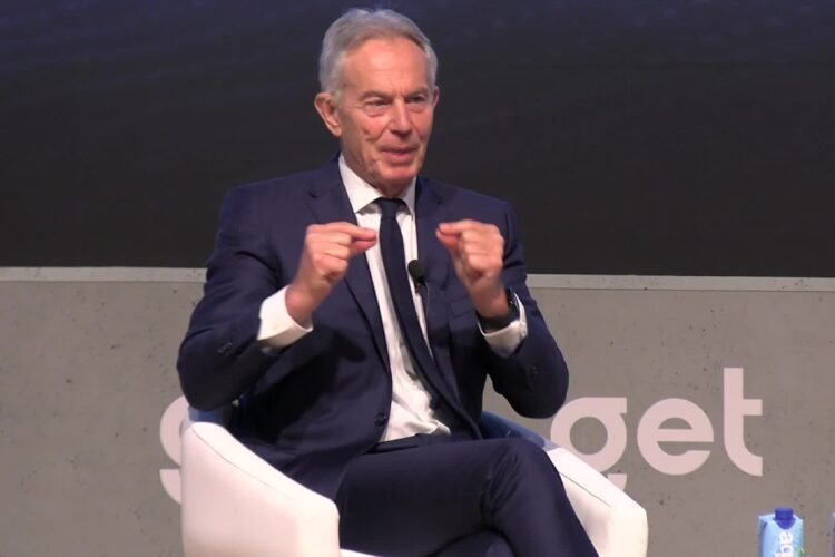 Una foto di Tony Blair che parla in una conferenza