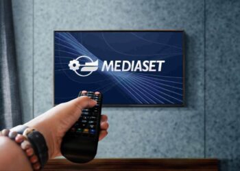 Il logo di Mediaset su una tv