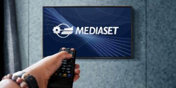 Il logo di Mediaset su una tv