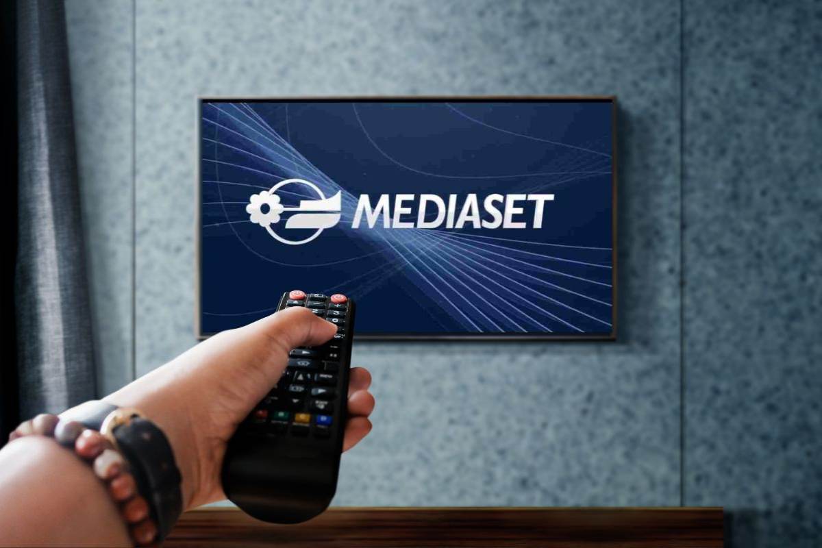 Il logo di Mediaset su una tv