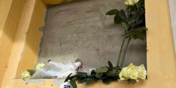 Un mazzo di rose bianche per Angelo Federico e Domenico Matteo, i due neonati trovati morti a Traversetolo