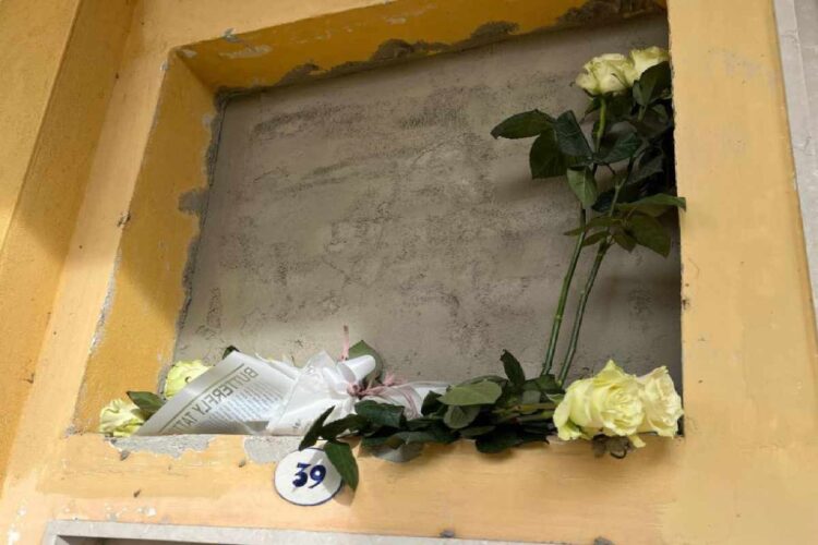 Un mazzo di rose bianche per Angelo Federico e Domenico Matteo, i due neonati trovati morti a Traversetolo