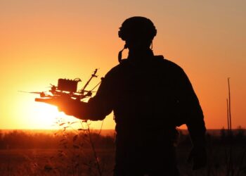 Un soldato ucraino con un drone in mano