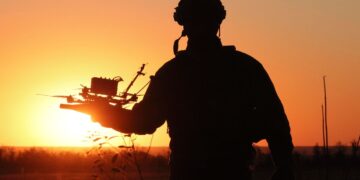 Un soldato ucraino con un drone in mano