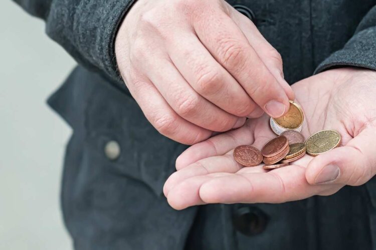 Una persona con delle monete in mano