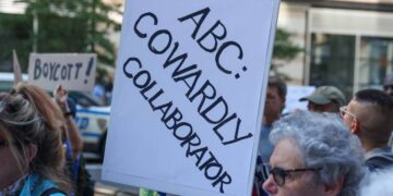 Una protesta scoppiata in seguito alla sospensione di Jimmy Kimmel