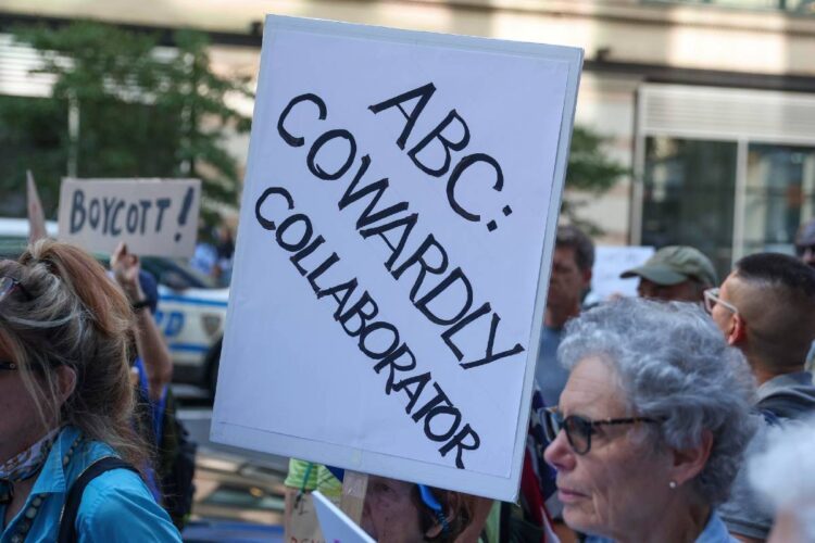 Una protesta scoppiata in seguito alla sospensione di Jimmy Kimmel