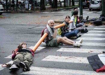 Un'azione degli attivisti di Ultima Generazione pro Gaza