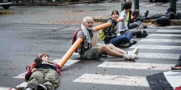 Un'azione degli attivisti di Ultima Generazione pro Gaza