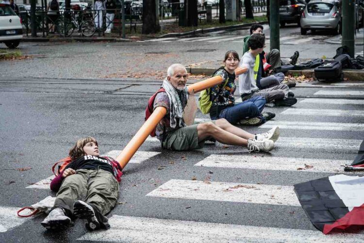 Un'azione degli attivisti di Ultima Generazione pro Gaza