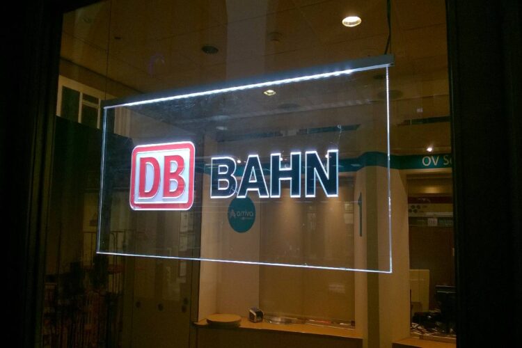 Un'insegna della Deutsche Bahn