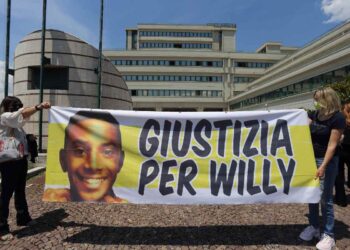 Uno striscione in memoria di Willy Monteiro Duarte