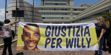 Uno striscione in memoria di Willy Monteiro Duarte