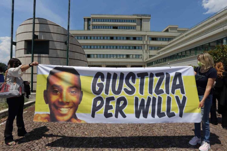 Uno striscione in memoria di Willy Monteiro Duarte