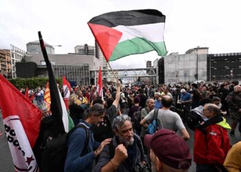 Vari partecipanti allo sciopero a Genova