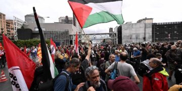 Vari partecipanti allo sciopero a Genova