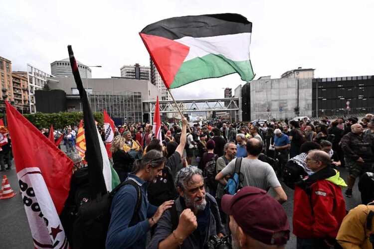 Vari partecipanti allo sciopero a Genova