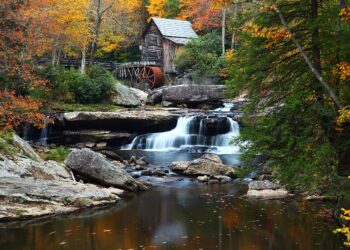 West-virginia-autumn-grist-mill-fall-foliage@commons.wikimedia.org