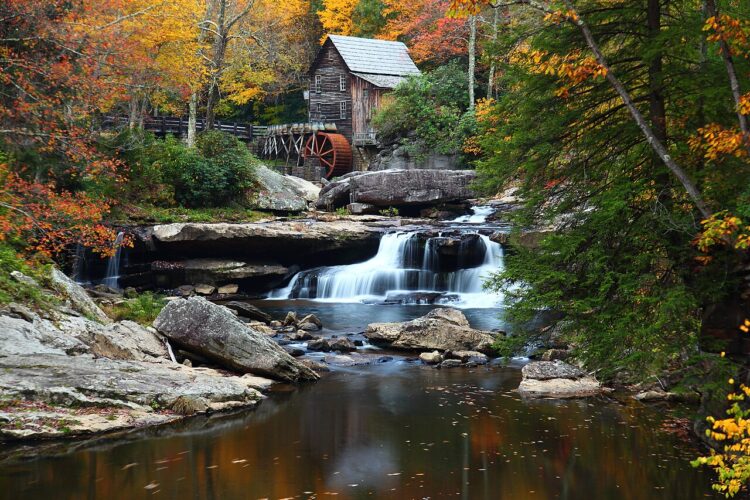 West-virginia-autumn-grist-mill-fall-foliage@commons.wikimedia.org