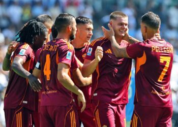 La Roma esulta per il gol di Pellegrini: i giallorossi vincono il derby