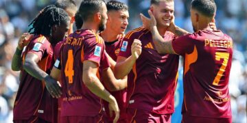 La Roma esulta per il gol di Pellegrini: i giallorossi vincono il derby
