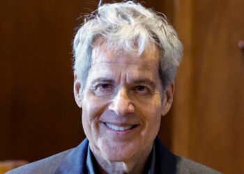 Un primo piano di Claudio Baglioni