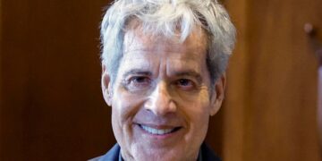 Un primo piano di Claudio Baglioni