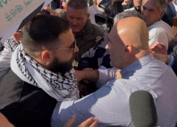 Il sindaco di Terni Stefano Bandecchi litiga con un manifestante