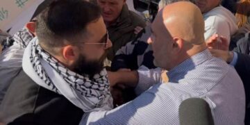 Il sindaco di Terni Stefano Bandecchi litiga con un manifestante