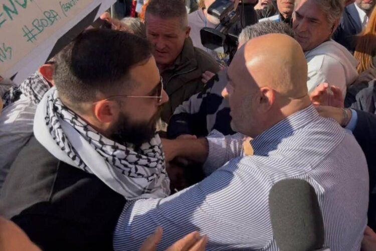 Il sindaco di Terni Stefano Bandecchi litiga con un manifestante