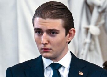 Un primo piano di Barron Trump