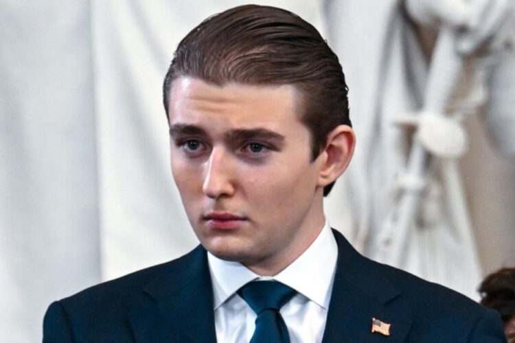 Un primo piano di Barron Trump