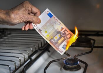 Bollette alle stelle da ottobre: il piano nascosto che farà pagare molto di più a famiglie e imprese italiane