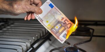 Bollette alle stelle da ottobre: il piano nascosto che farà pagare molto di più a famiglie e imprese italiane