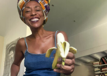 Antonella Bundu, candidata alle prossime regionali per Toscana Rossa, risponde agli insulti razzisti sui social mostrando sorridente una banana