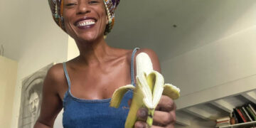 Antonella Bundu, candidata alle prossime regionali per Toscana Rossa, risponde agli insulti razzisti sui social mostrando sorridente una banana