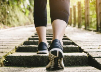 Non hai tempo per la palestra? Ecco quanti passi fare in casa per bruciare fino a 500 calorie al giorno