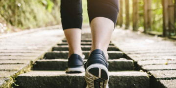 Non hai tempo per la palestra? Ecco quanti passi fare in casa per bruciare fino a 500 calorie al giorno