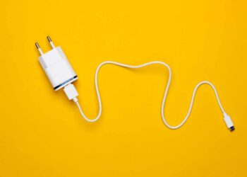 Ecco perché ricaricare il telefono di notte sul comodino può mettere a rischio la tua salute e la tua sicurezza
