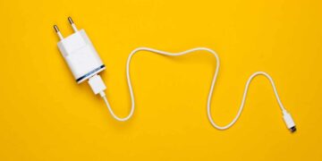 Ecco perché ricaricare il telefono di notte sul comodino può mettere a rischio la tua salute e la tua sicurezza