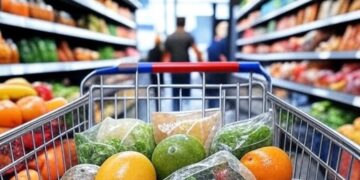 Un carrello della spesa dentro un supermercato